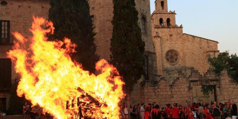 La Flama del Canigó encén la foguera de Sant Joan a Sant Cugat