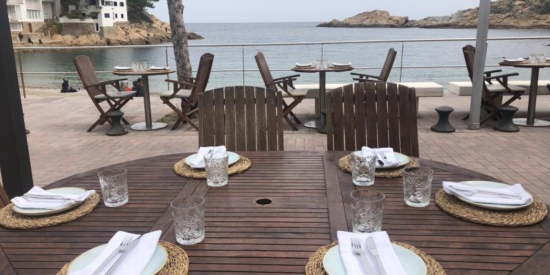 La majoria de restaurants disposen d'una petita terrassa davant de mar. Font: Sandra Bisbe