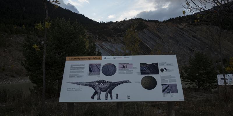 Panell informatiu del jaciment paleontològic de Tumí