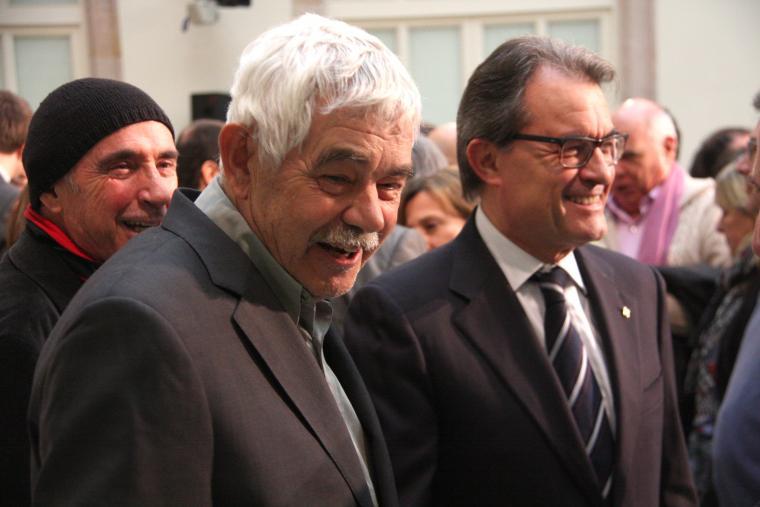 Pasqual Maragall i Artur Mas, amb Lluís Llach darrere, a l'acte institucional d'homenatge a Muriel Casals