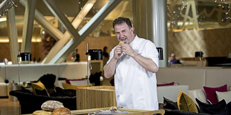 Martin Berasategui con el bocadillo Martintxo
