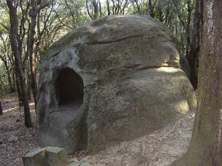 La Roca Agujereada de Vallromanes