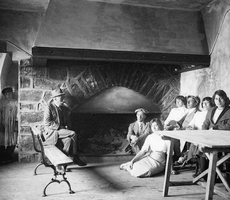 Retrato de un grupo de alpinistas sentados alrededor del hogar de fuego del refugio de Ulldeter, 1909. Retrato de un grupo de alpinistas sentados alrededor del hogar de fuego del refugio de Ulldeter, 1909.