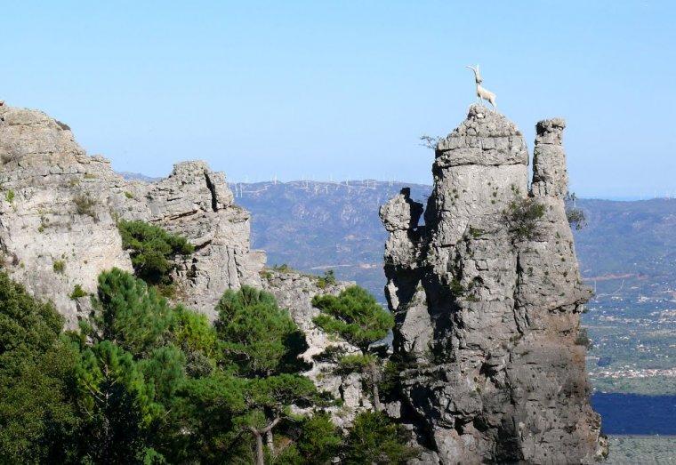 El monumento se erige sobre una gran roca