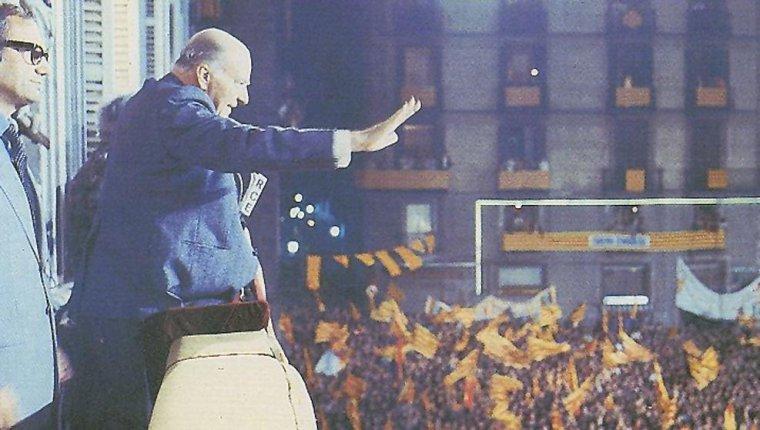 Tarradellas al balcó del Palau de la Generalitat