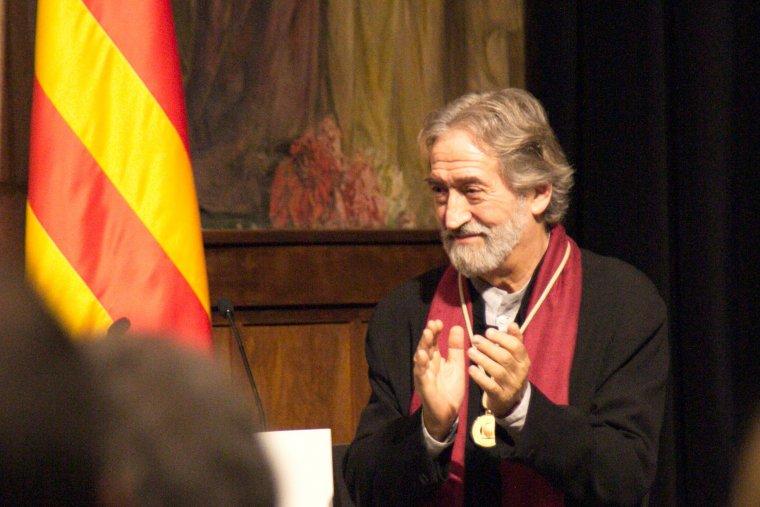 Jordi Savall rebent la Medalla d'Or de la Generalitat