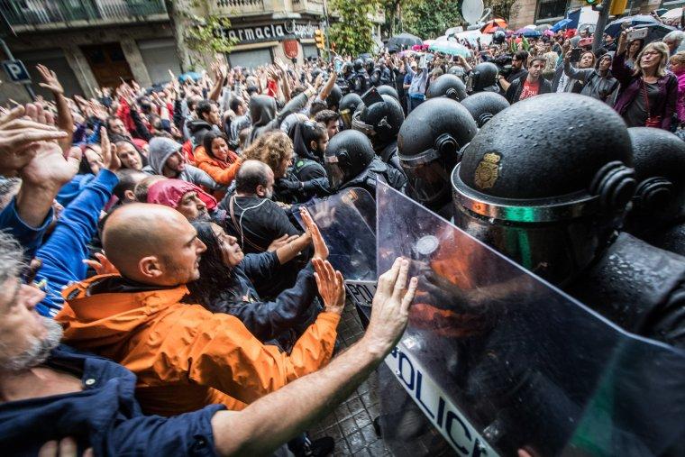 Els ciutadans defensen les urnes i intenten aturar les agressions de la policia espanyola l'1-O