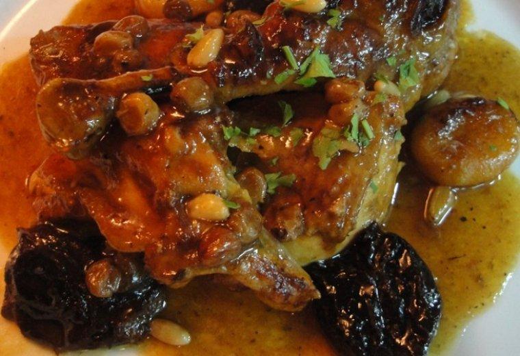 Gall del Penedès con ciruelas