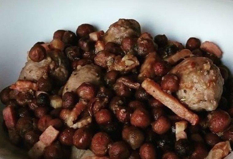 Guisantes negros con botifarrada rasgada