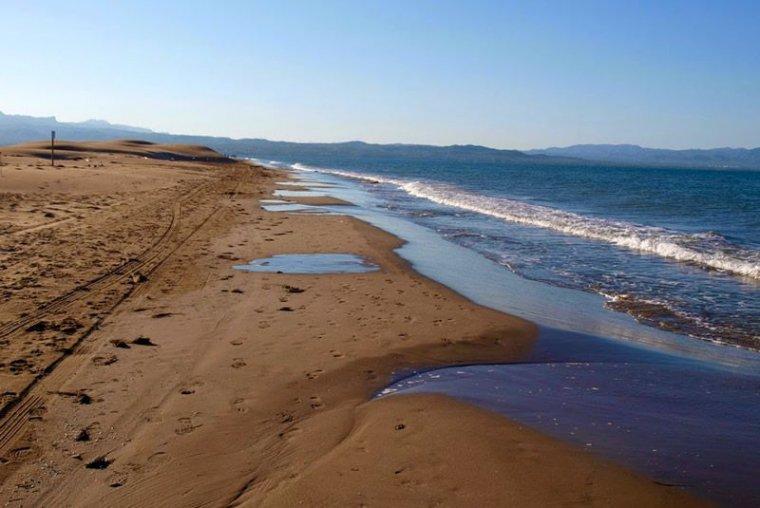 La Punta del Fangar des de la platja de la Marquesa