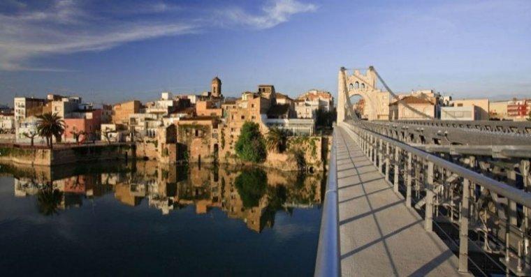 El puente colgante de Amposta es uno de sus disparos característicos