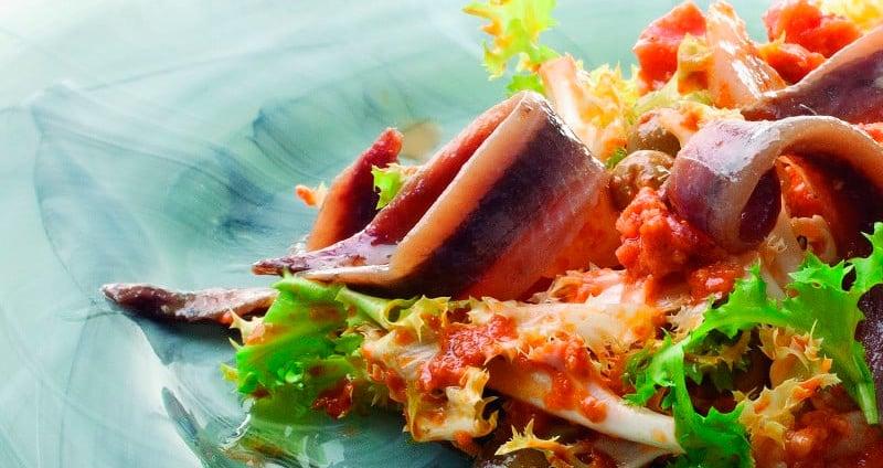 El xató és un plat típic de la zona. El xató és un plat típic de la zona.