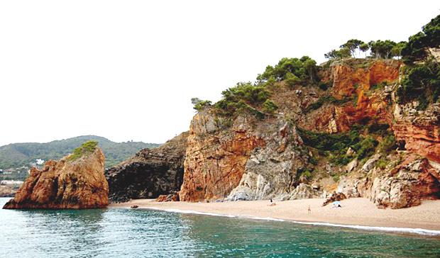 La Platja Illa Roja de Begur té tradició nudista