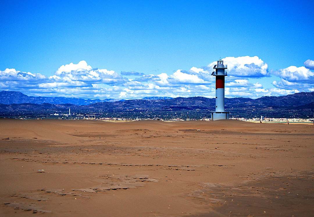 El far del Fangar presideix la platja