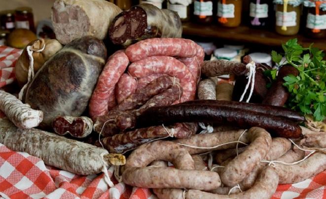 Els embotits d'elaboració artesanal són un dels productes gastronòmics rellevants de la zona Els embotits d'elaboració artesanal són un dels productes gastronòmics rellevants de la zona