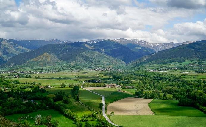 La vall del Segre amb el Puigmal al fons. FOTO: Catalunya - Palau Robert