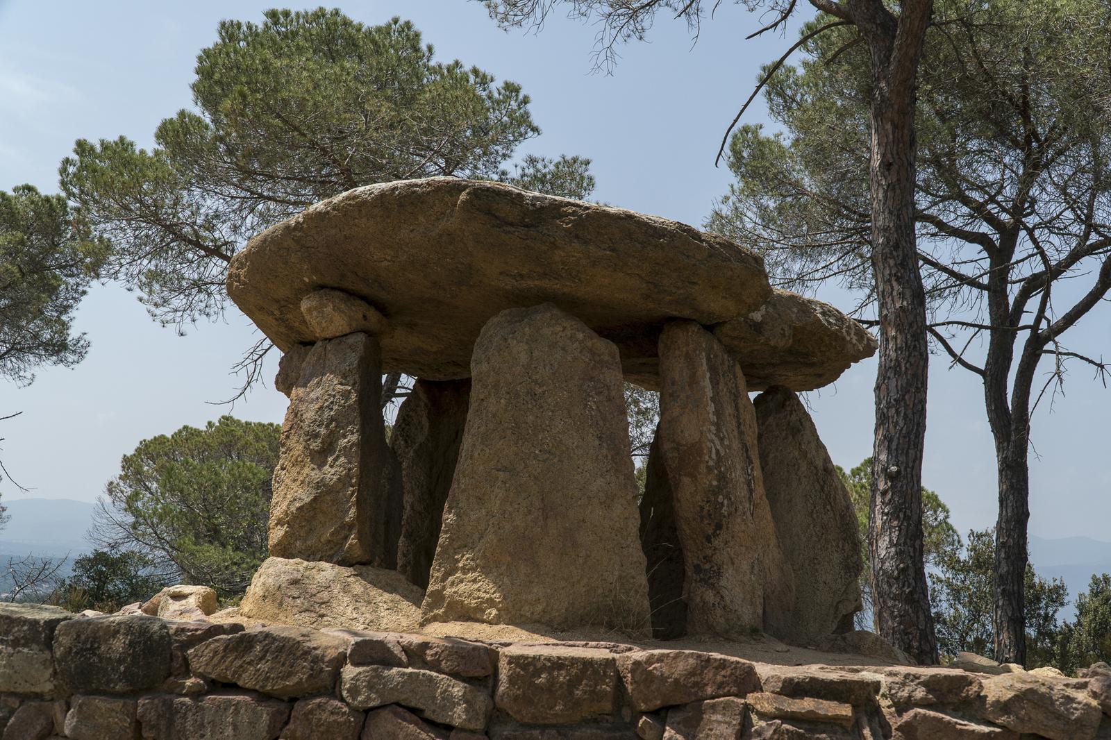 Vallgorguina. Dolmen de Piedra Gentil. FOTO Cataluña Palau Robert