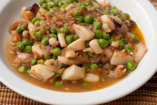 La sípia amb pèsols i patates és el plat típic de Mataró. La sípia amb pèsols i patates és el plat típic de Mataró.