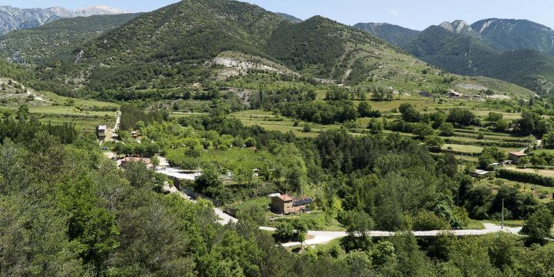 Vista de la Tosa d'Alp (al fons a l'esquerra), el Roc de la Llena (al mig) i serra de Sant Marc de Brocà (a la dreta). FOTO: Catalunya-Palau Robert