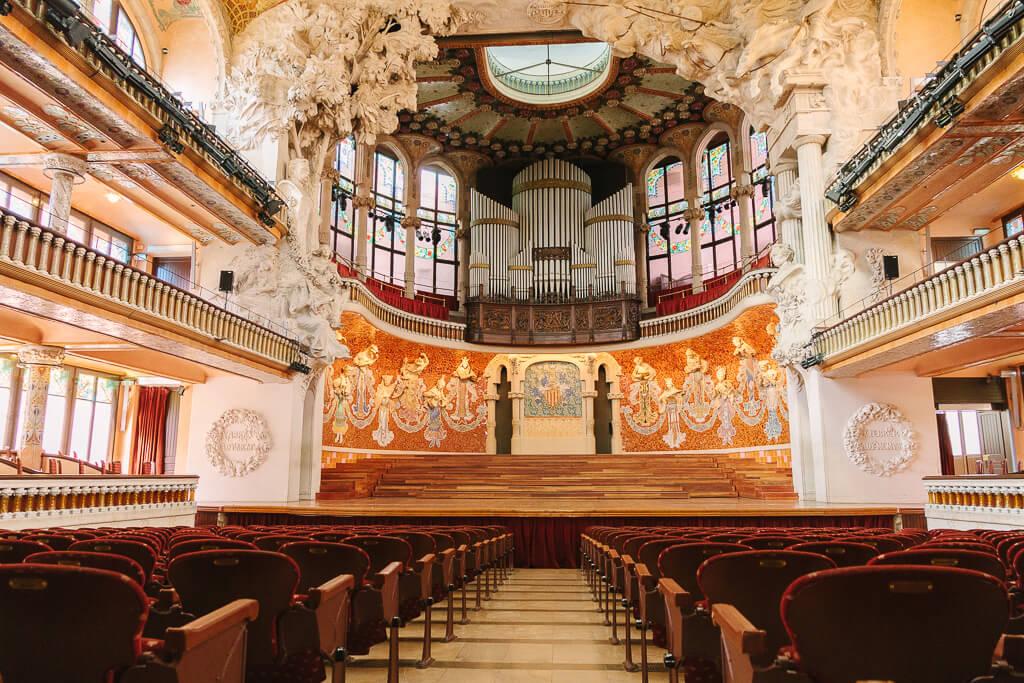 Сайт дворец музыки. Palau de la música Catalana Барселона. Каталония музыкальный театр. Дворец музыки в Барселоне. Барселона музыкальный театр.