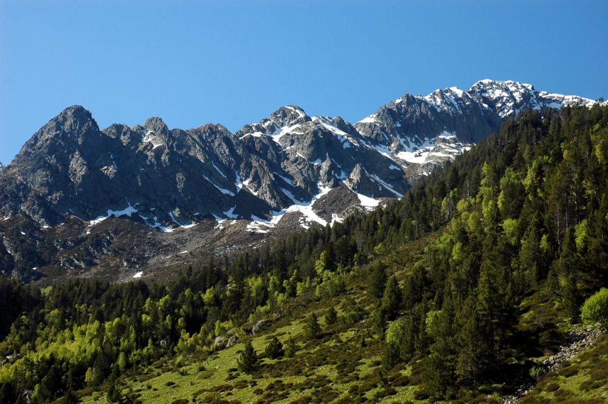 Els Pirineus són un dels atractius del país Els Pirineus són un dels atractius del país