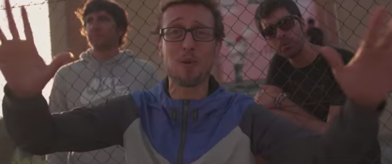 Imatge del videoclip 'Si tothom calla'. Imatge del videoclip 'Si tothom calla'.