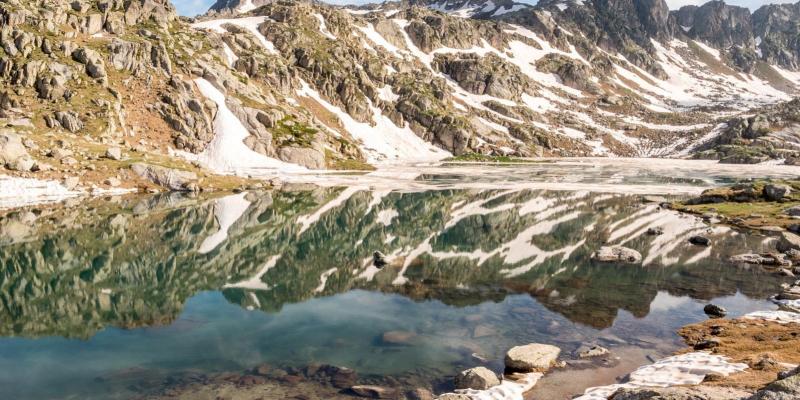 La Vall de Boí. El pic de Montardo i la seva cresta des de l'estany de les Mangades La Vall de Boí. El pic de Montardo i la seva cresta des de l'estany de les Mangades