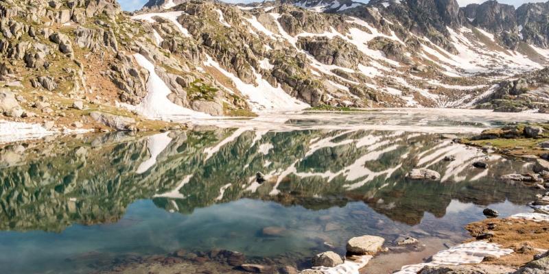 La Vall de Boí. El pic de Montardo i la seva cresta des de l'estany de les Mangades