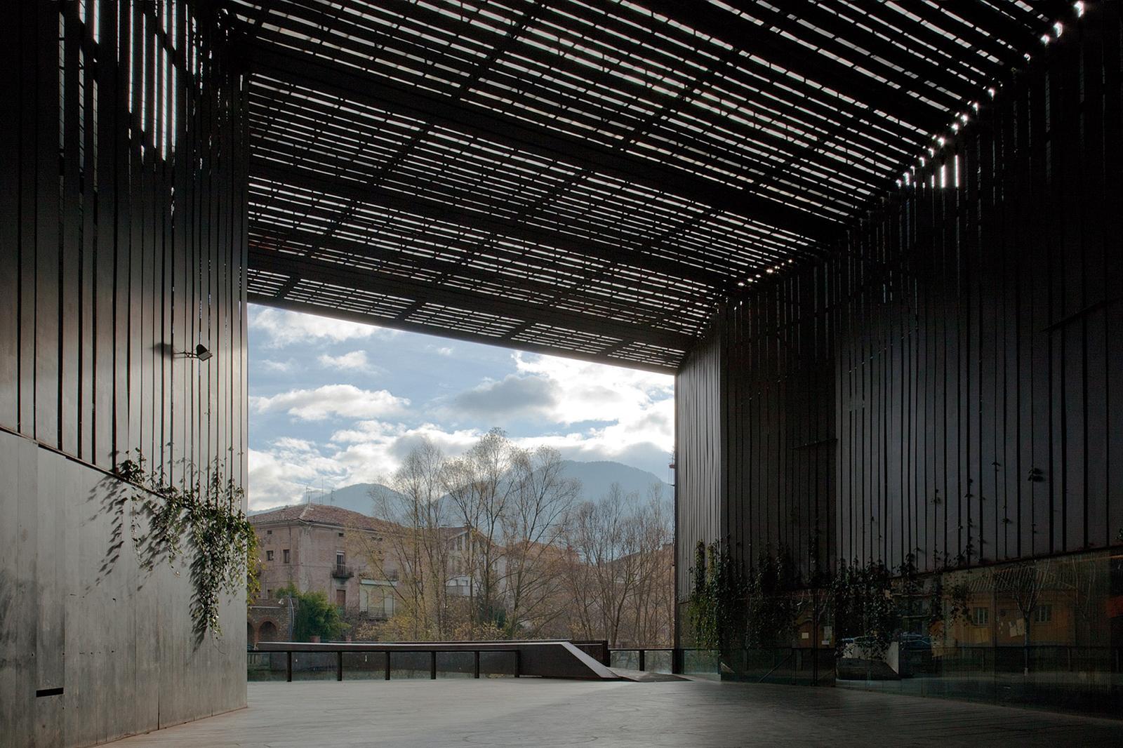 Espacio públic Teatro la Lira en Ripoll. FOTO: Palau Robert Espacio públic Teatro la Lira en Ripoll. FOTO: Palau Robert