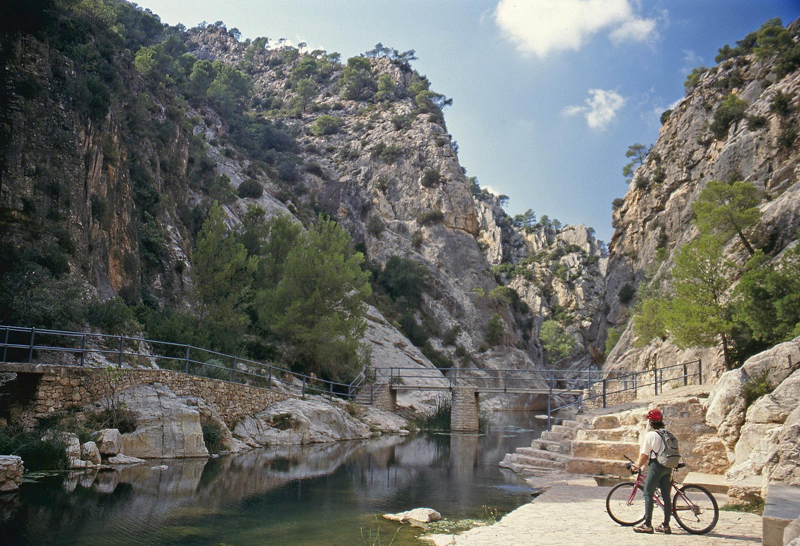 Congost de la Fontcalda i pont cap a la Via Verda. FOTO: Catalunya - Palau Robert Congost de la Fontcalda i pont cap a la Via Verda. FOTO: Catalunya - Palau Robert
