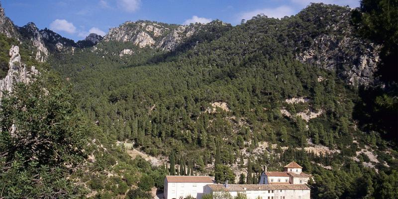 Santuari de la Fontcalda des de la Via Verda. FOTO: Catalunya - Palau Robert Santuari de la Fontcalda des de la Via Verda. FOTO: Catalunya - Palau Robert