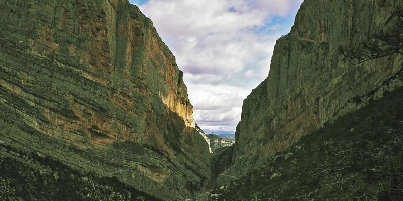 El Congost de Mont rebei i el castell de Girbeta al fons. FOTO: Catalunya-Palau Robert