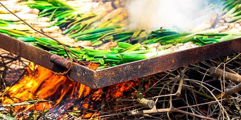 L'origen dels calçots és un misteri, i hi ha diferents llegendes al seu voltant. L'origen dels calçots és un misteri, i hi ha diferents llegendes al seu voltant.