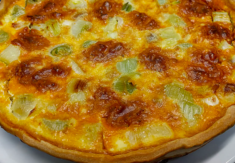 La quiche de calçots es pot servir acompanyada d'una amanida. La quiche de calçots es pot servir acompanyada d'una amanida.