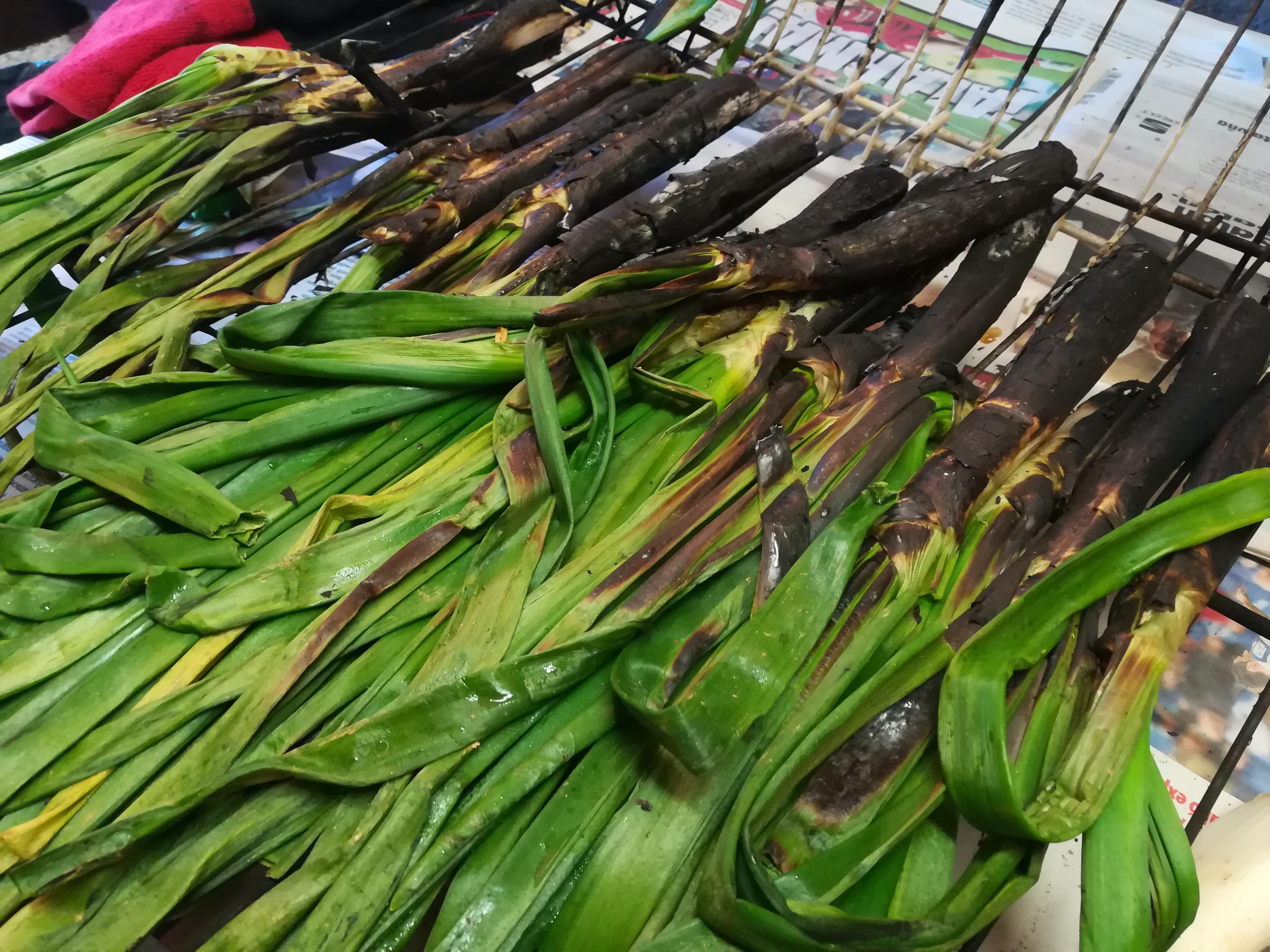 Los calçots se cuecen con fuego de leña y se acompañan de salsa romesco. FOTO: C.Caballé