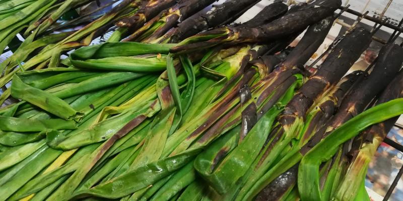 Els calçots es couen amb foc de llenya i s'acompanyen de salsa romesco. FOTO: C.Caballé Els calçots es couen amb foc de llenya i s'acompanyen de salsa romesco. FOTO: C.Caballé