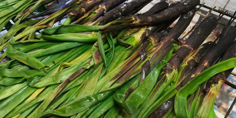 Els calçots es couen amb foc de llenya i s'acompanyen de salsa romesco. FOTO: C.Caballé