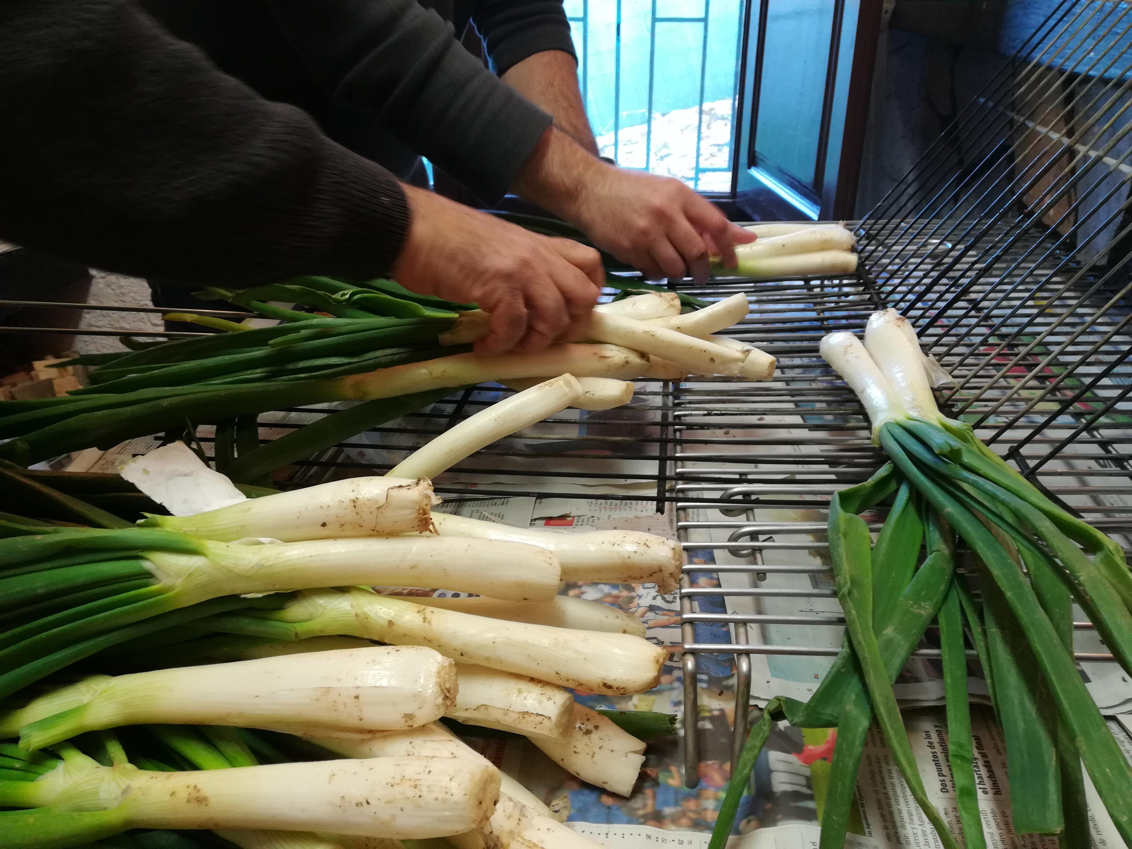 Hay varias teorías y leyendas sobre cómo se empezó a comer calçots. FOTO: C.Caballé