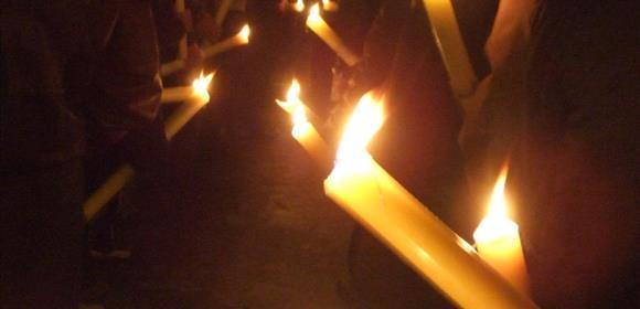 Tradicionalment, se celebrava fent processons amb espelmes.