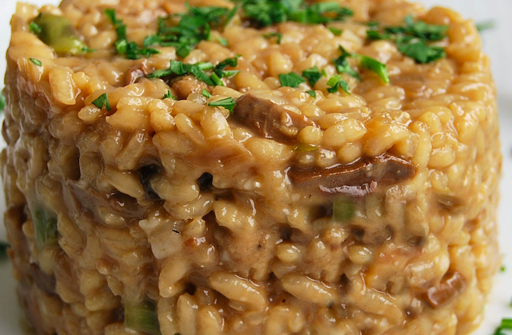 El risotto és pot preparar de múltiples maneres, entre elles, amb espàrrecs i xampinyons.