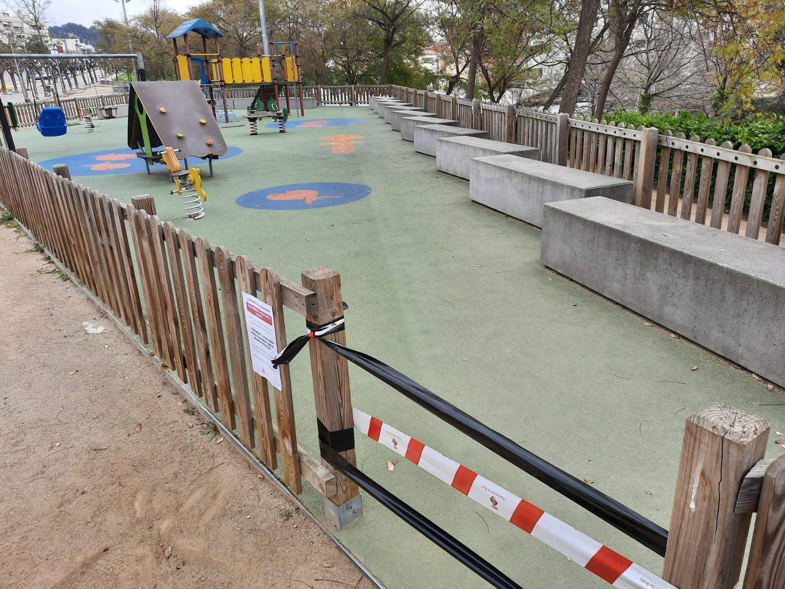 Els parcs infantils estan tancat pel coronavirus. FOTO: TOT Rubí