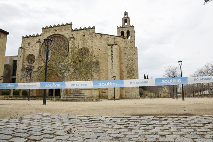Molts espais públics estan precintats per evitar l'accés de les persones. FOTO: Bernat Millet