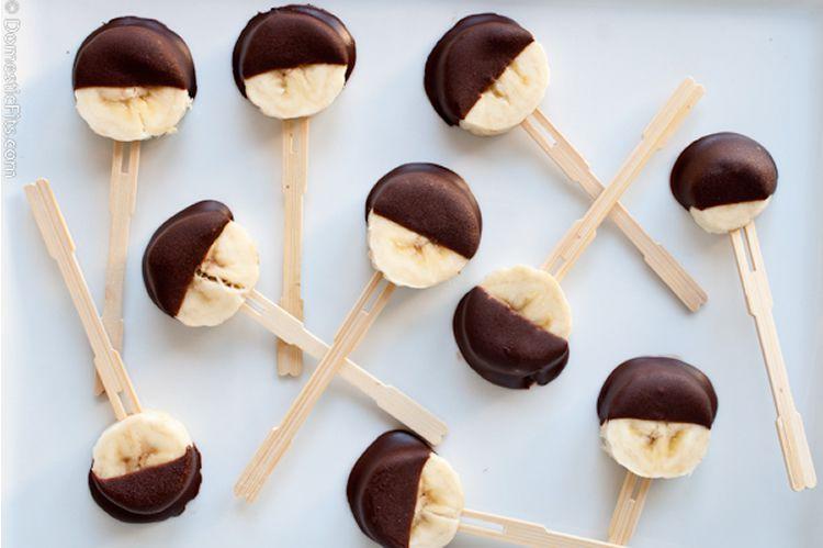 Piruletes de fruita amb xocolata Piruletes de fruita amb xocolata