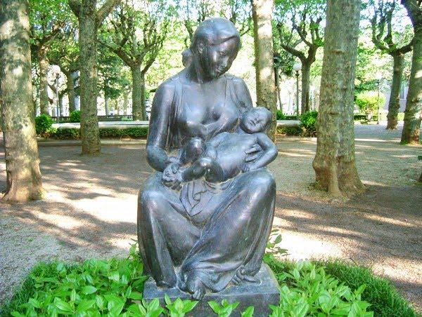 Escultura 'La Maternitat' a la plaça Clarà d'Olot Escultura 'La Maternitat' a la plaça Clarà d'Olot