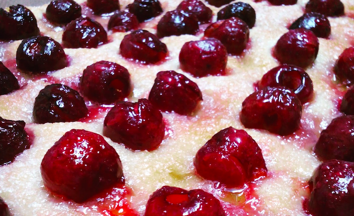 Coca de cireres Coca de cireres