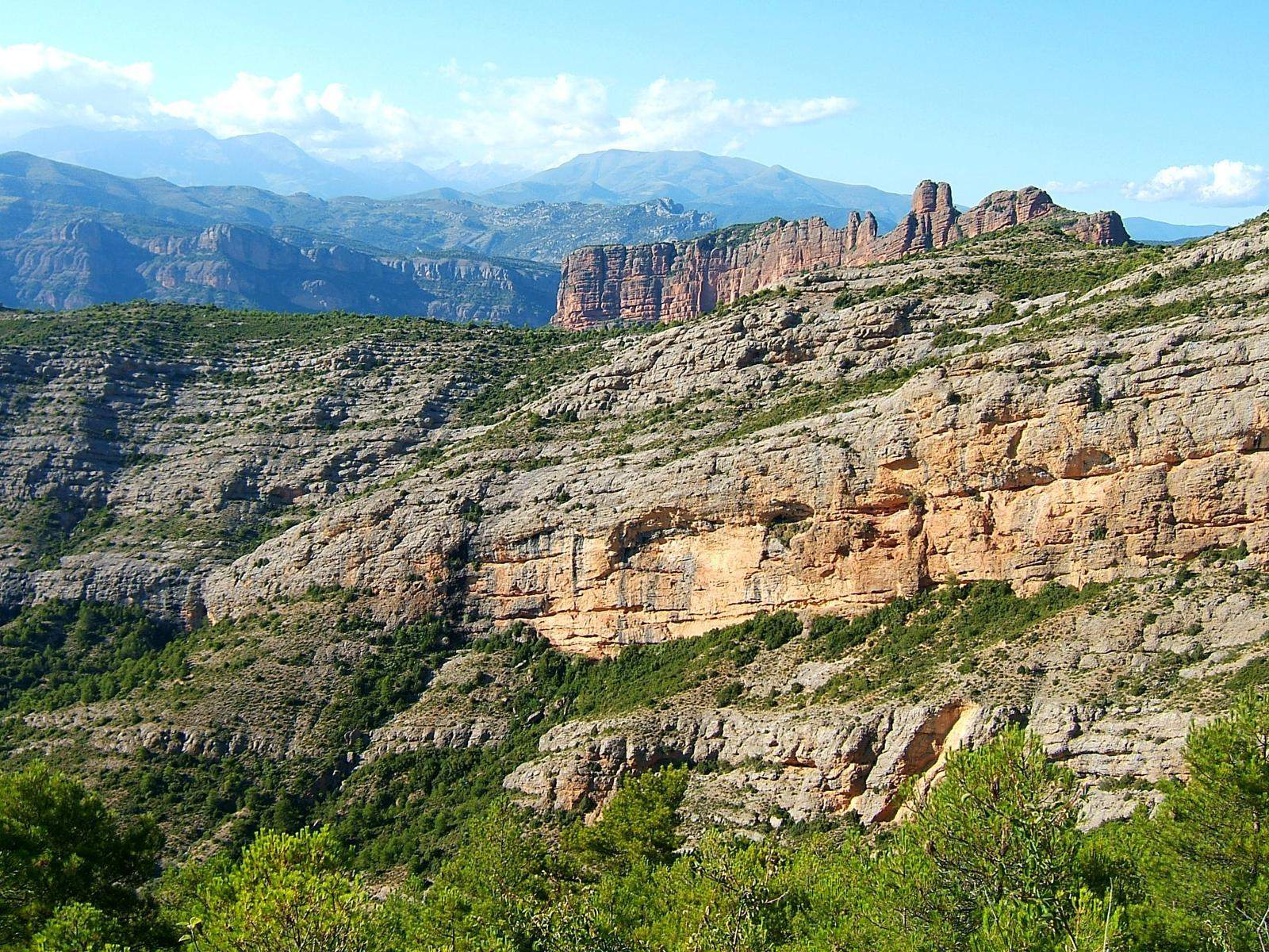 Les agulles del Roc de Santa i, al fons, cims de Filià i Mintsent de Pallars. FOTO: Catalunya-Palau Robert Les agulles del Roc de Santa i, al fons, cims de Filià i Mintsent de Pallars. FOTO: Catalunya-Palau Robert