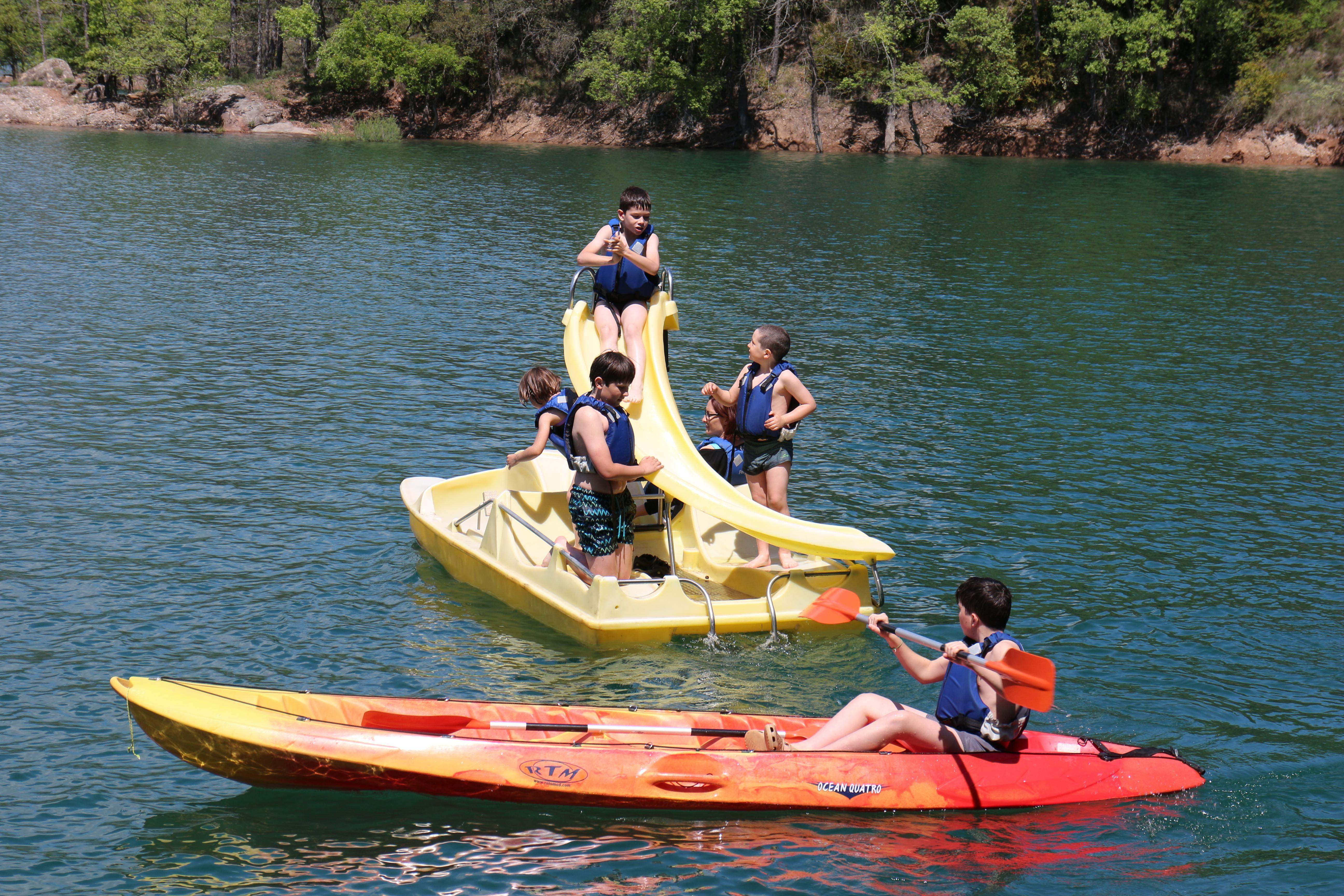 Si t’agrada més l’aigua dolça, a l’embassament de la Baells trobaràs múltiples propostes d’activitats nàutiques en un entorn increïble i sense onades. FOTO: Instagram Olga Madrid. Diputació Barcelona 