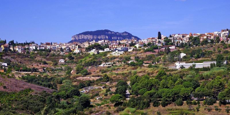 Sant Feliu de Codines amb els cingles de Gallifa al fons. FOTO: Catalunya-Palau Robert