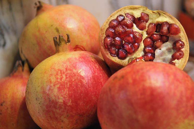 La magrana és fruita de tardor La magrana és fruita de tardor