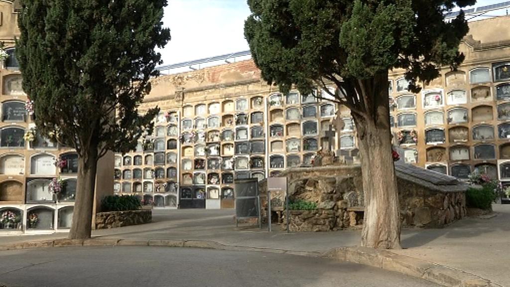 Por Todos Sants se acostumbra a ir al cementerio Por Todos Sants se acostumbra a ir al cementerio
